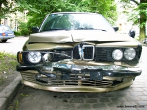 BMW 735i - удар в челюсть