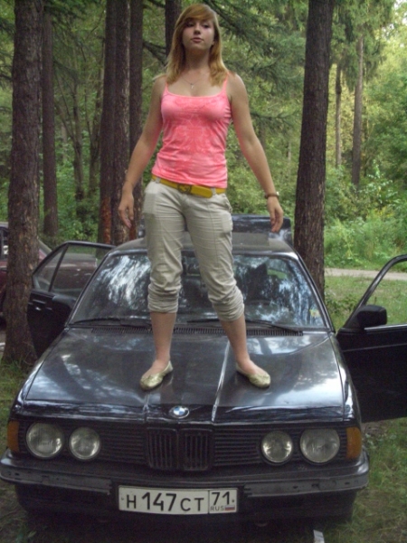 Проигрыш в карты и танец на капоте