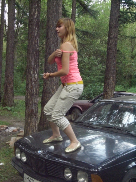 Проигрыш в карты и танец на капоте3