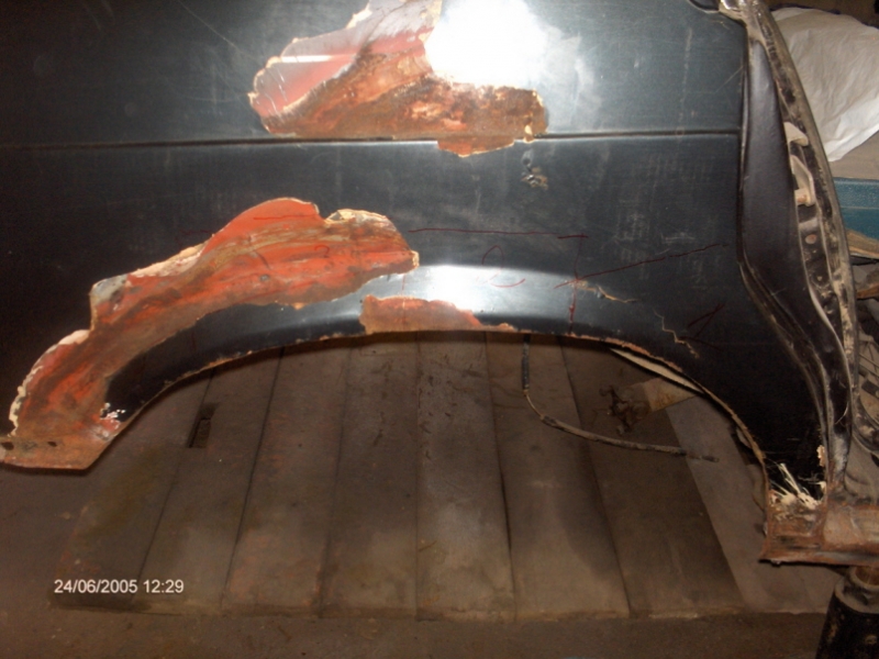 правое заднее крыло (ужас!!! Слой шаклевки 2см O.o)