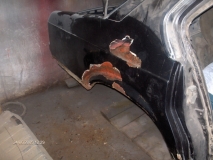 правое заднее крыло (ужас!!! Слой шаклевки 2см O.o)