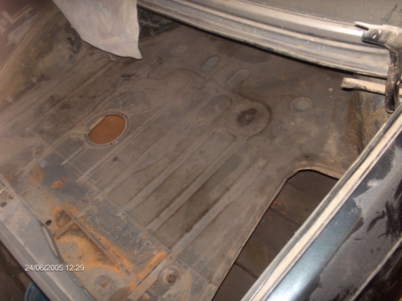 Срезал нишу для запаски, т.к. прогнила на половину