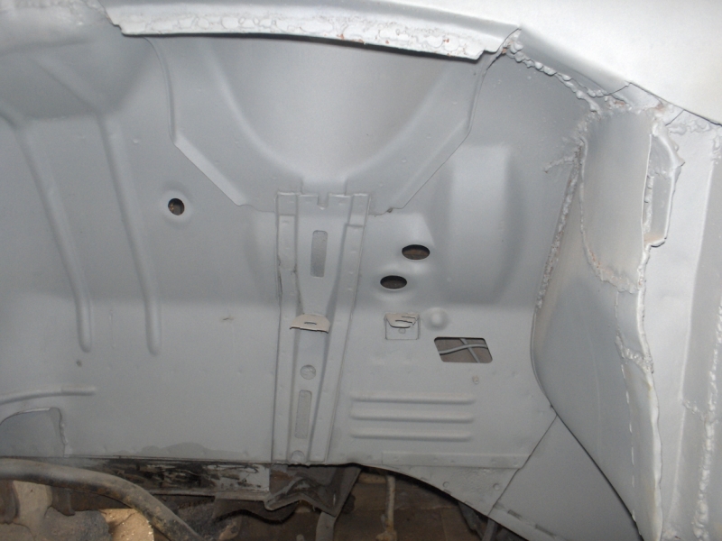 С этого и начинал - левая передняя арка. На время грунтовкой облил, чтобы не ржавело