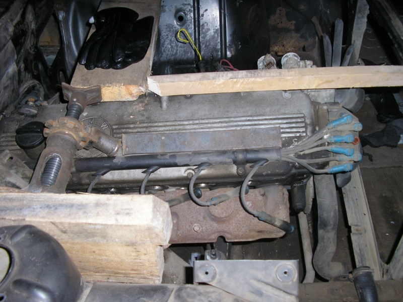 Двигатель и временная распорка из деревяшек