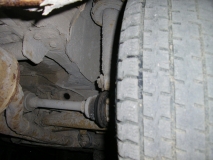 под правой задней аркой