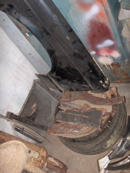 немного вырезанного гнилья с кузова