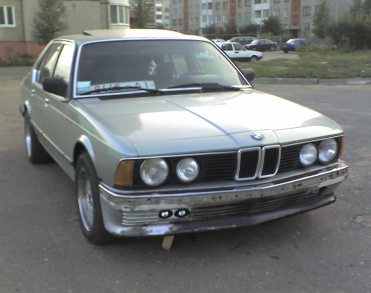 Новый бампер в процессе монтажа