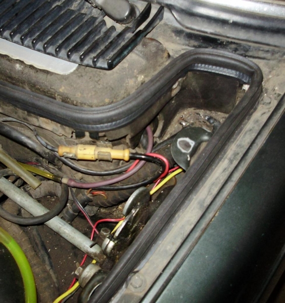 Уплотнитель капота