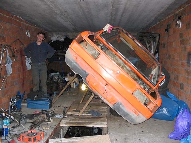 Машина на боку 1