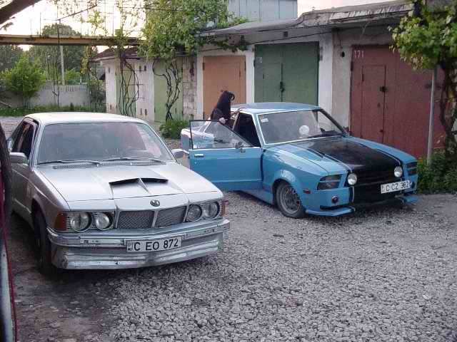 вот такой я её приобрёл 5 лет назад за 400 баксов(то что серое) рядом говно форд моей девушки(бывший её)