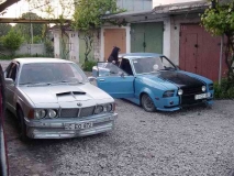 вот такой я её приобрёл 5 лет назад за 400 баксов(то что серое) рядом говно форд моей девушки(бывший её)