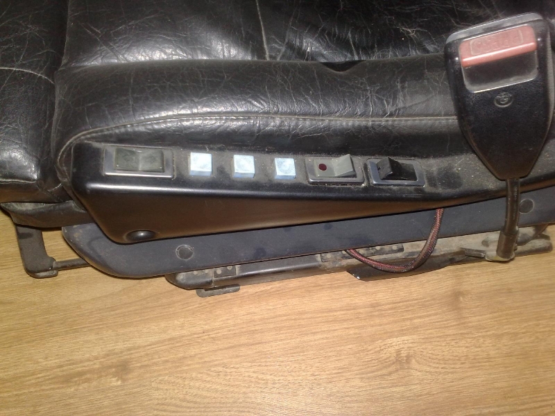 Панель управления на сиденье