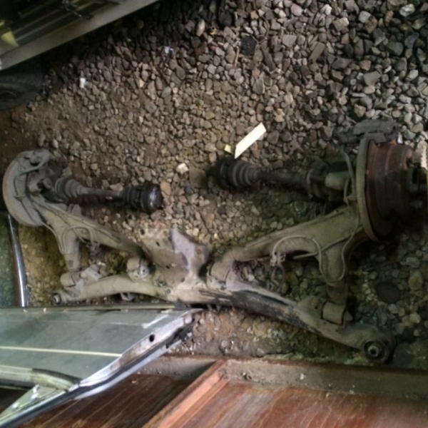 Задняя балка с рычаками и шрусами и тормозами